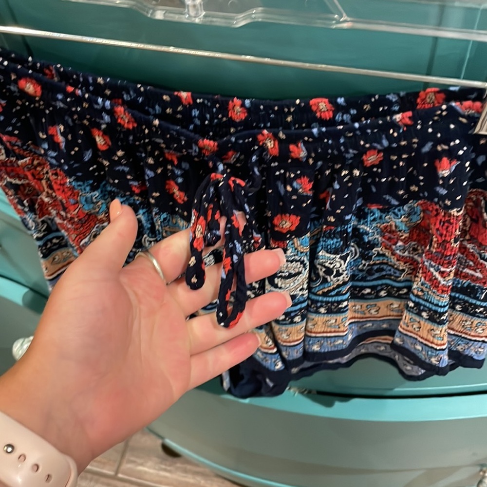 patterned shorts - Picture 3 of 3